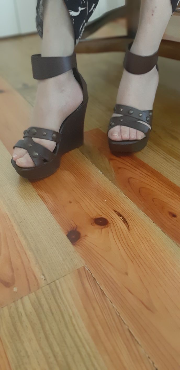 Sandálias cunha em pele
