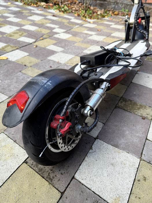 Самокат електричнийв гарному стані JX 168