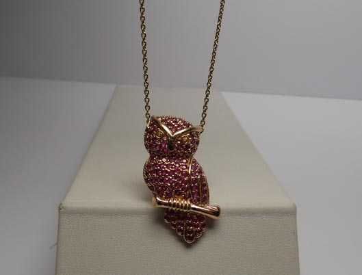 Zawieszka sowa z rubinami srebro złocone.