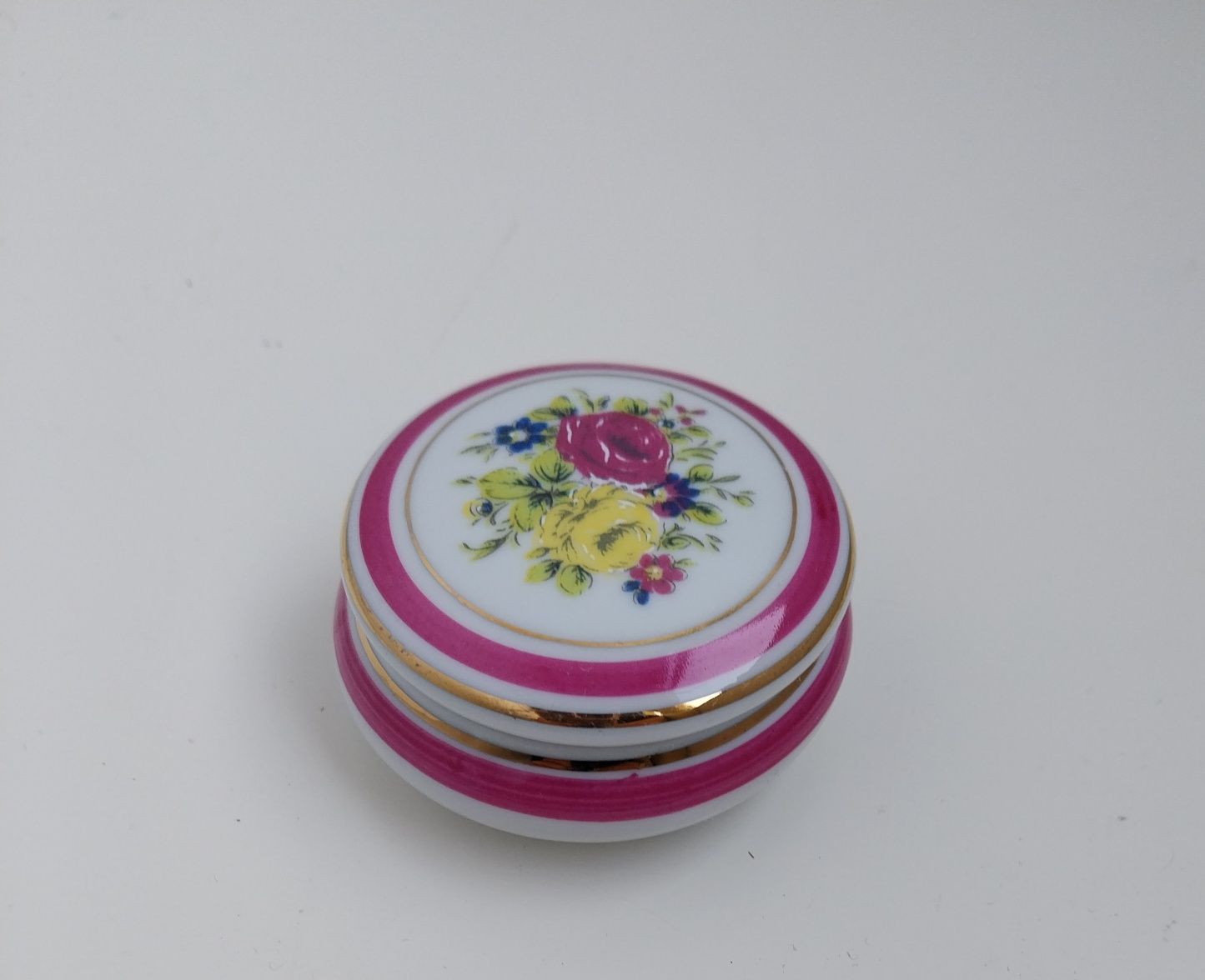 Pequena caixa redonda em porcelana da Artibus Aveiro