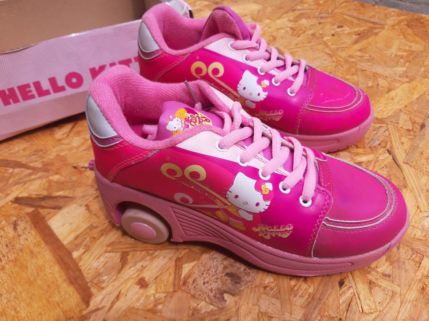 Sapatilhas Hello Kitty com rodas