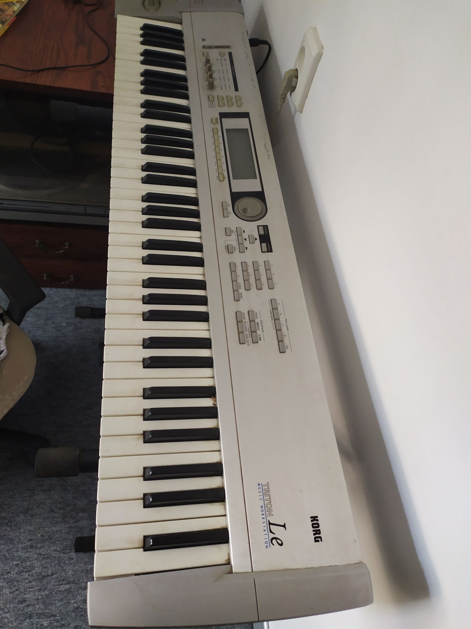 Синтезатор Korg Triton LE 76 клавиш