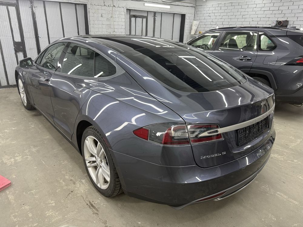 Tesla model S P85D