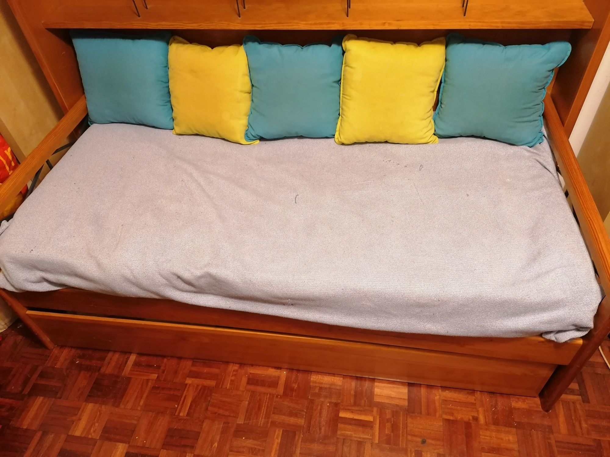 Cama dupla com armário e secretária com armário superior