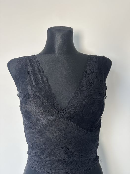Czarny koronkowy crop top z dekoltem V rozm. S Amisu