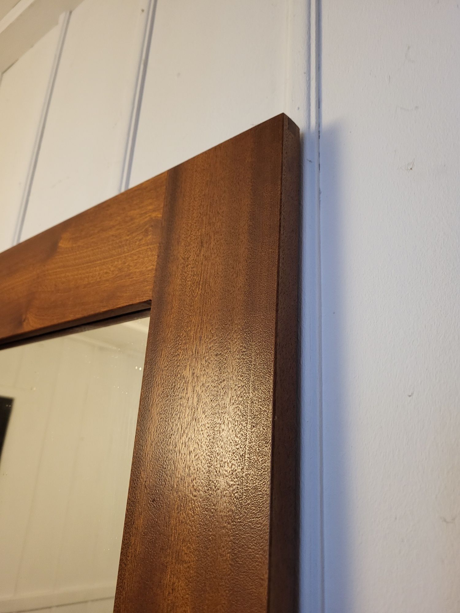 Lustro z rama z litego drewna sapeli, machoń 85x130cm