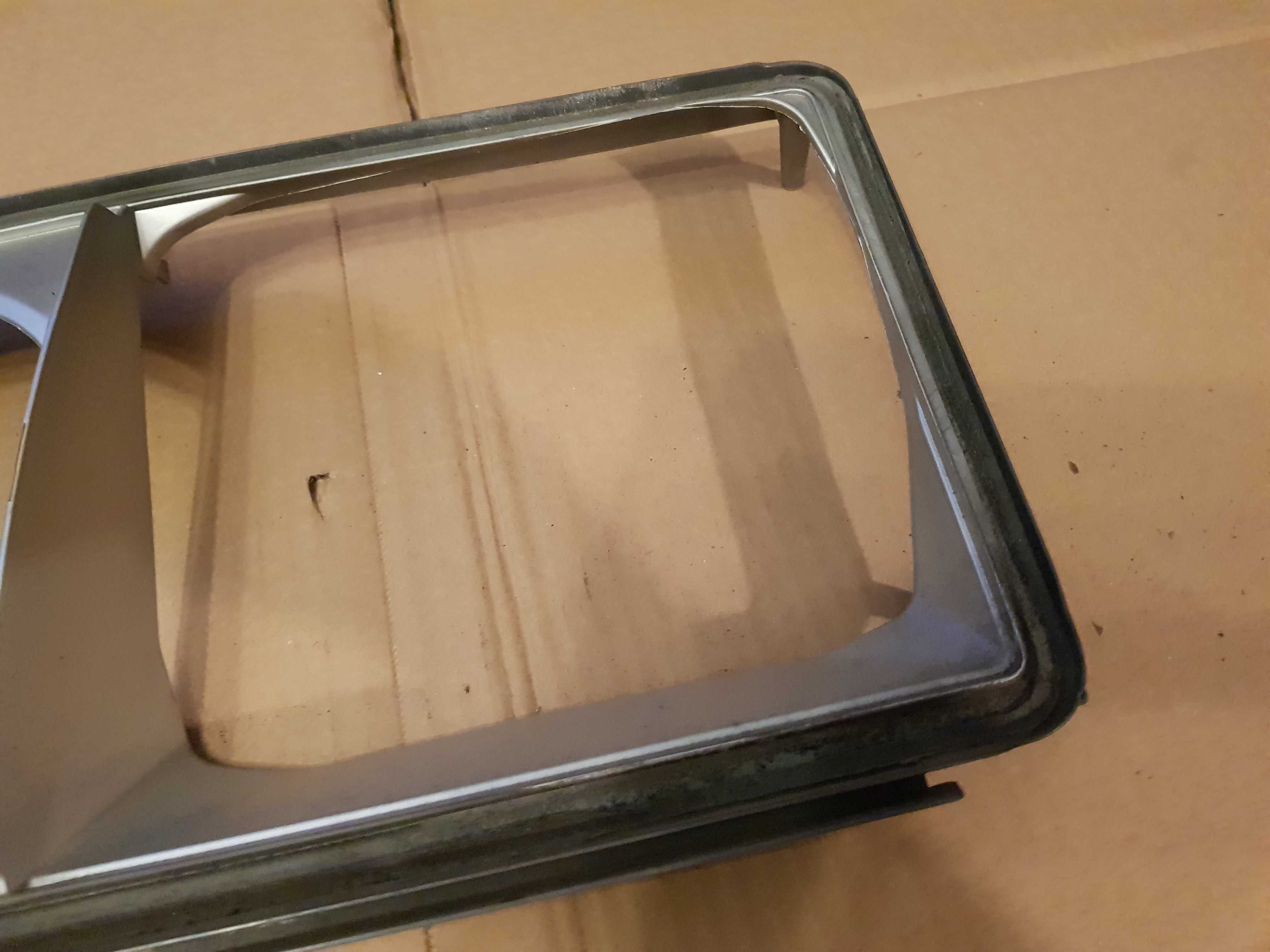 Ramka przedniej lampy mercedes W124 lewa lub prawa