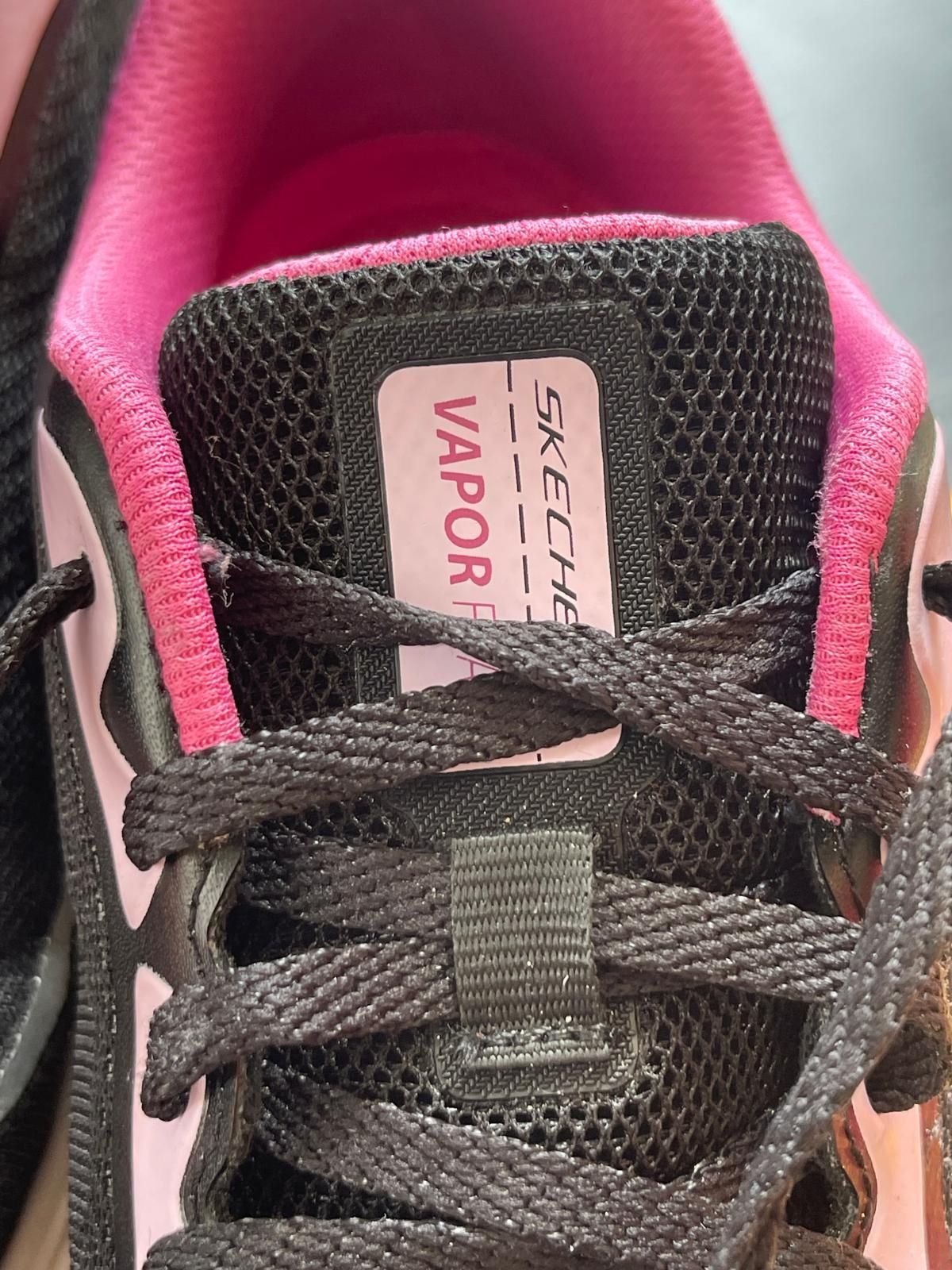 Skechers rosa e azul
