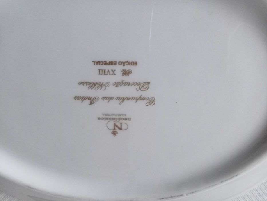 Terrina oval em Porcelana com aplicações em Prata