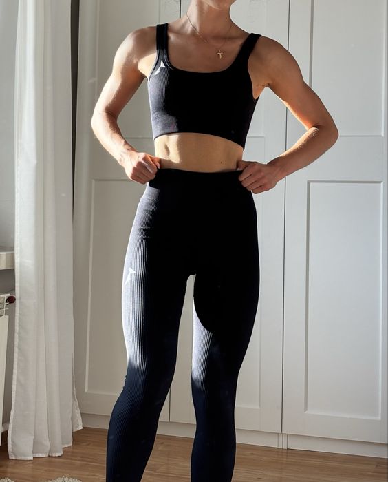 sportowy komplet legginsy stanik top carpatree z kolekcji rib gym