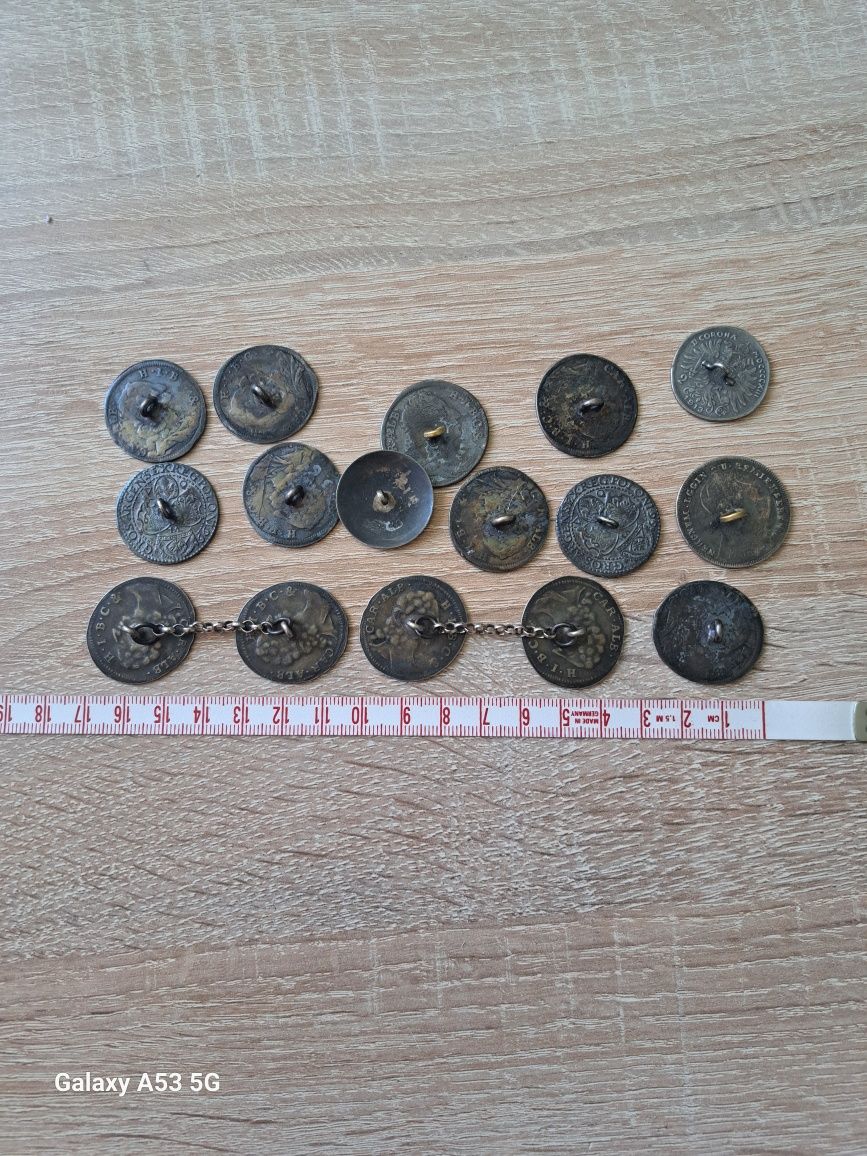 Srebrne monety guziki