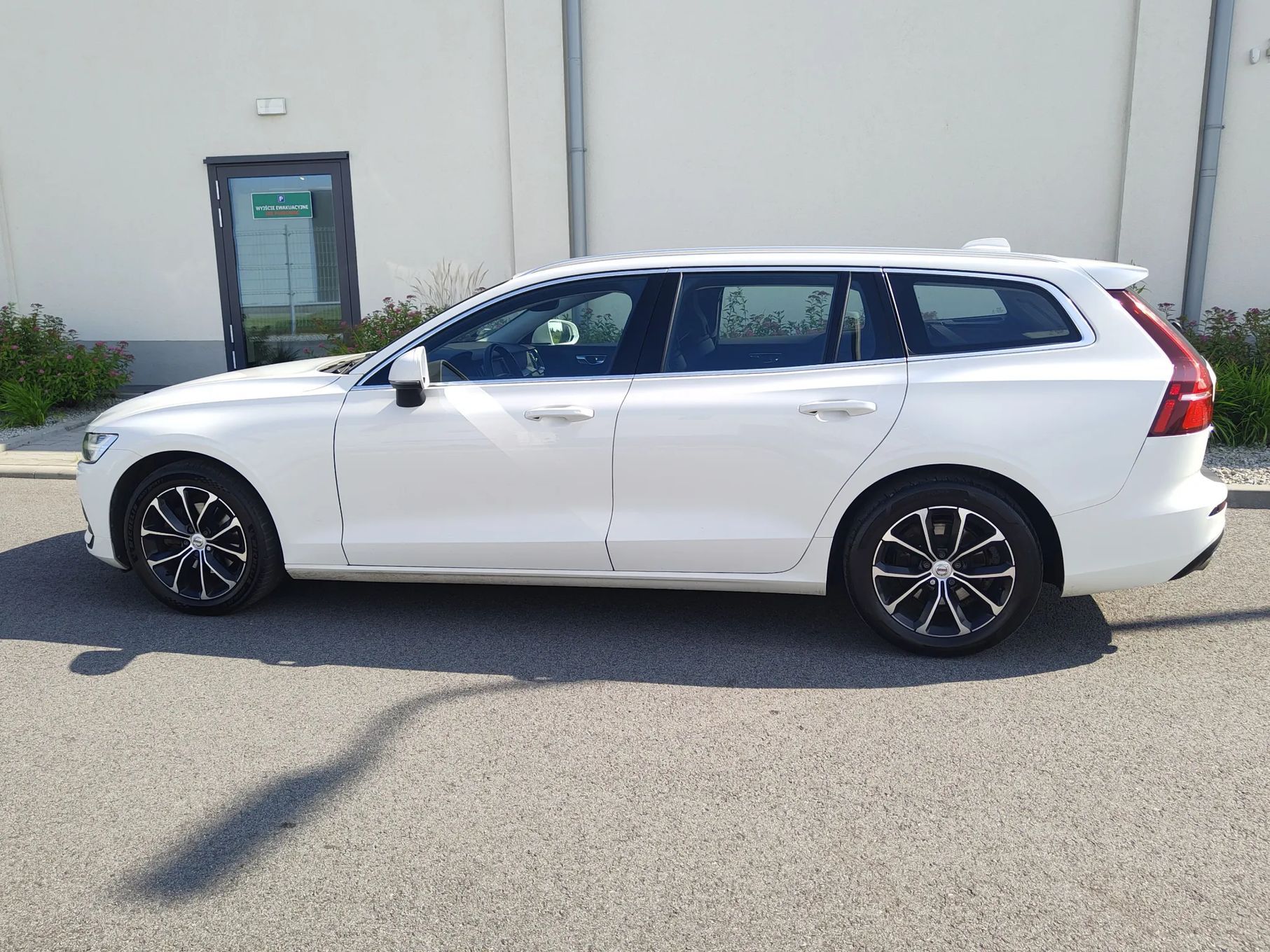 Volvo V60 Momentum*D4*190KM*LED*CarPlay*PółSkóry*WEBASTO*2xAlu17*El.Klapa*El.Hak