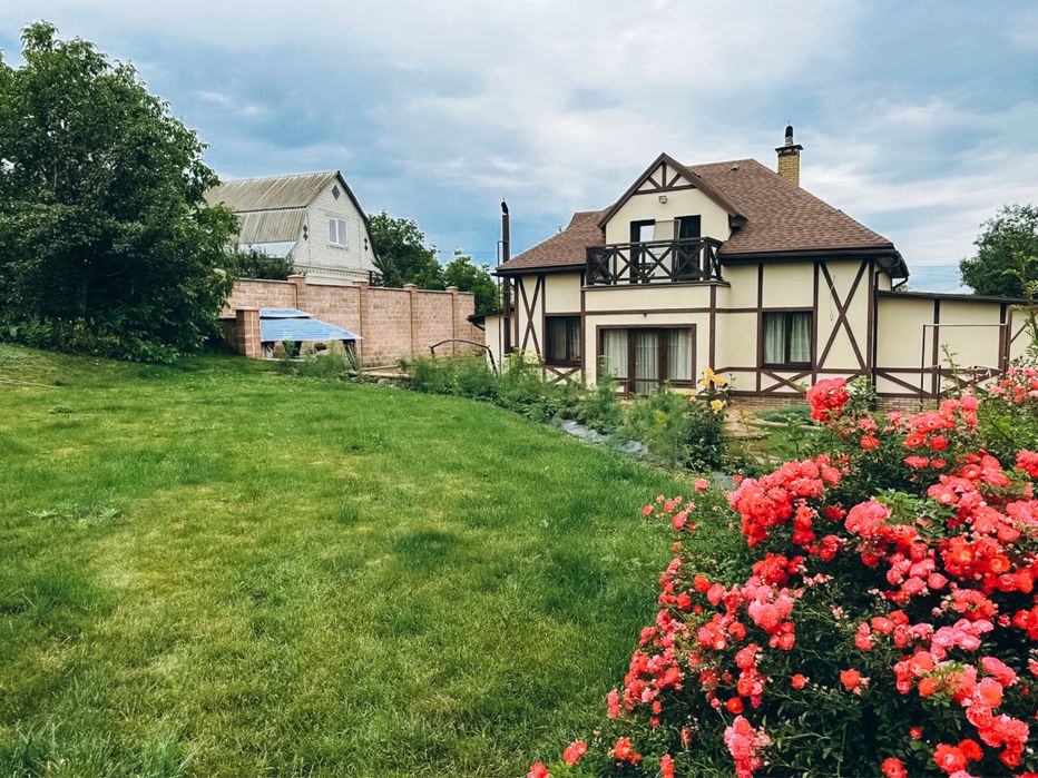 Продаж будинку з ремонтом. Центр. Велика ділянка. Озеро поруч.