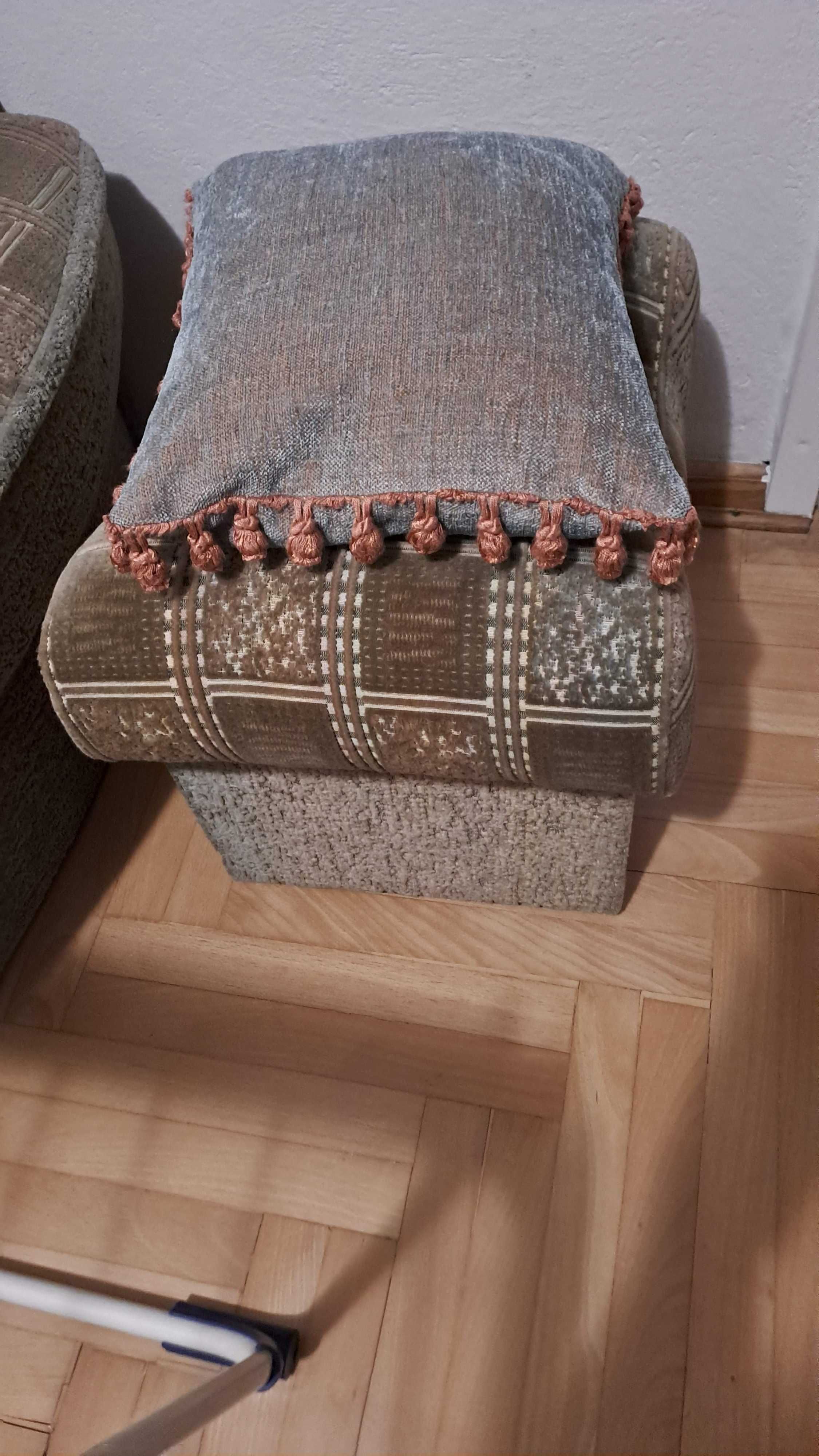 puff pod nogi otwierany pasujący do fotela na wierzchu poduszka