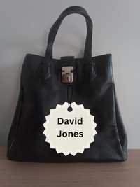 Elegancka czarna torebka David Jones mieści A4