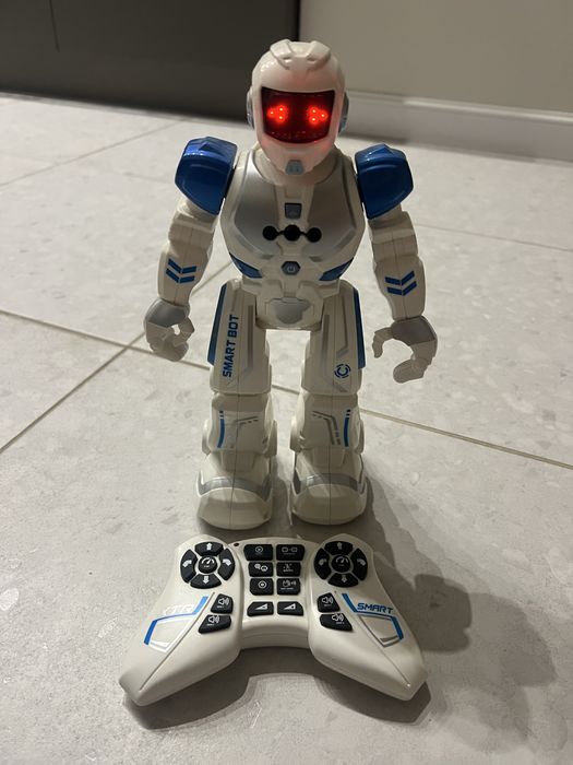 Робот на пульте управления