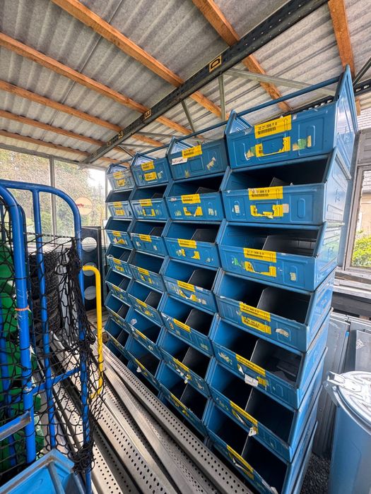 Fami solidne pojemniki metalowe.  Idealne do warsztatu, magazynu itp.