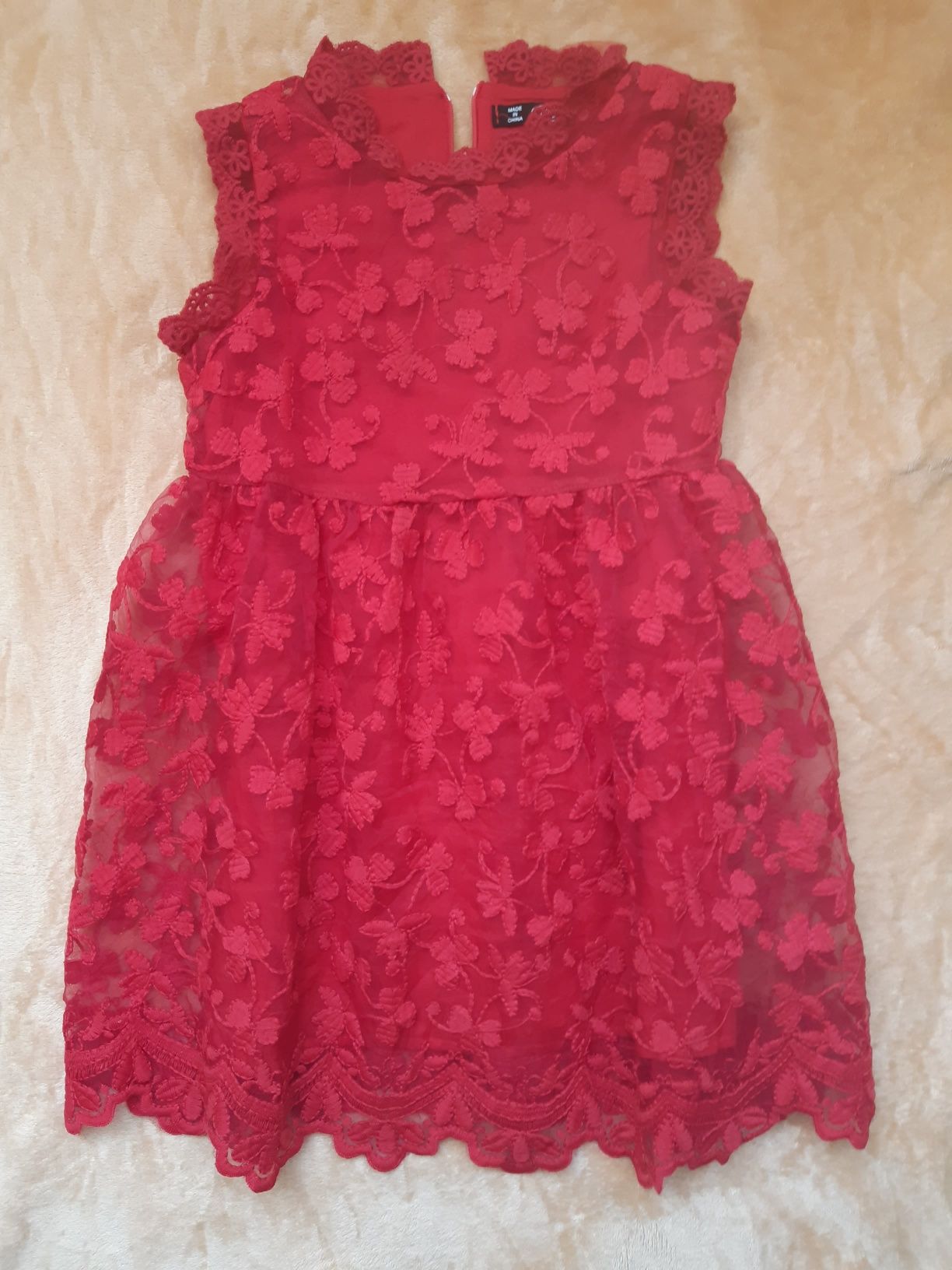 Кружевное красное платье для девочки