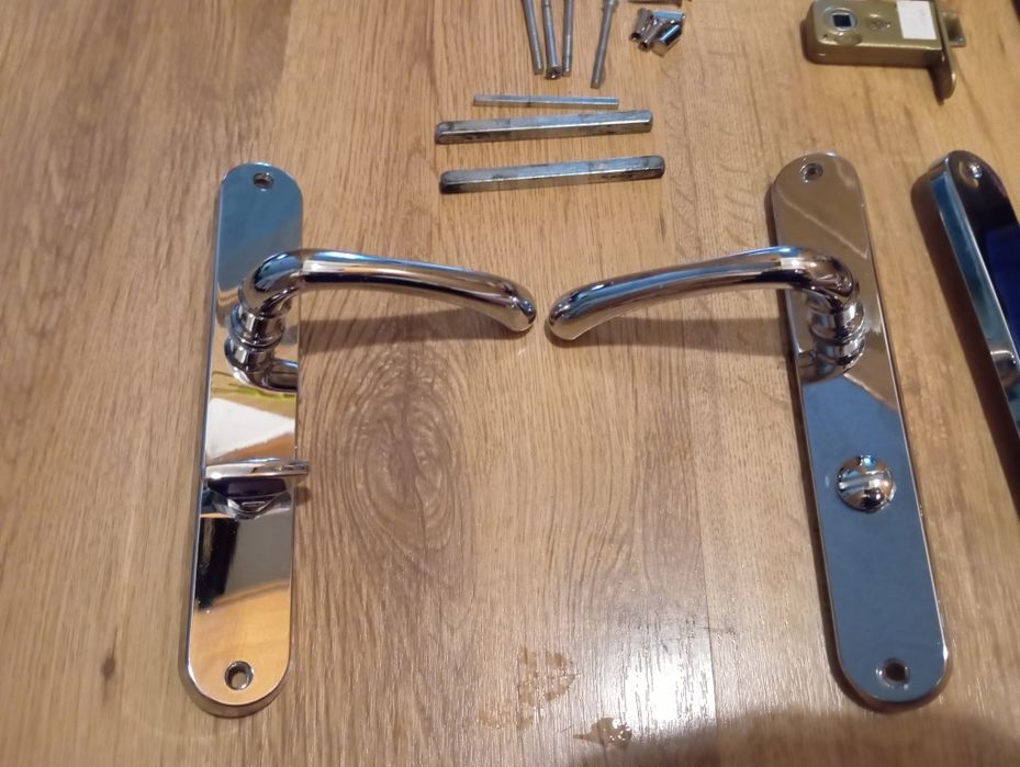 Dwie pary klamek do drzwi łazienka pokój zamek