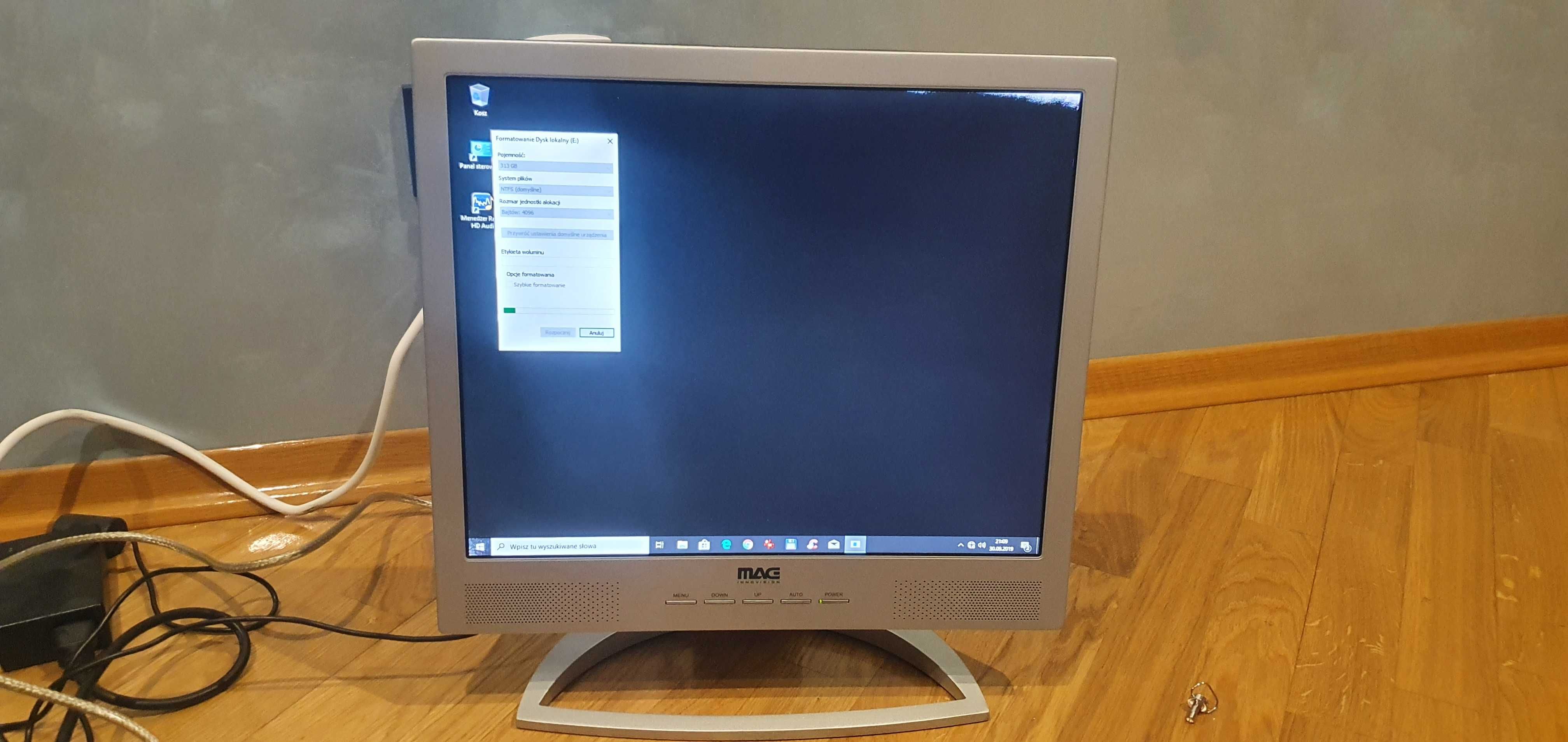 Komputer z monitorem MSI MAG Asus 78L-M , Nvidia GT 520 , AMD FX4100