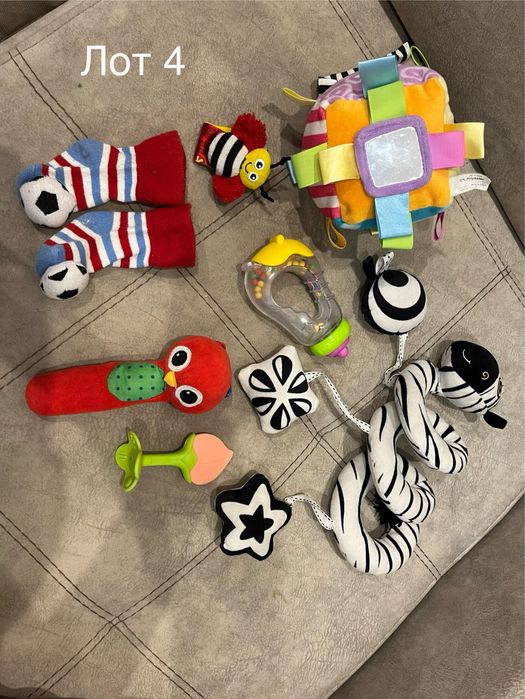 Іграшки для новонароджених (брязкальця, підвіски на ліжко, візок)