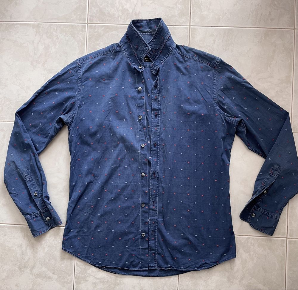 Camisa azul escura com flores (Massimo Dutti, tamanho M)