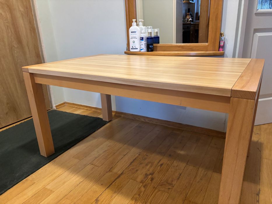 Stolik na drewnianych nogach