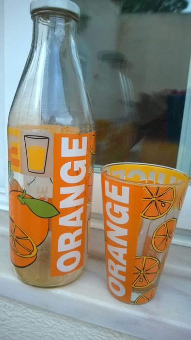 Conjunto garrafa e copo de vidro estampados para sumo de laranja