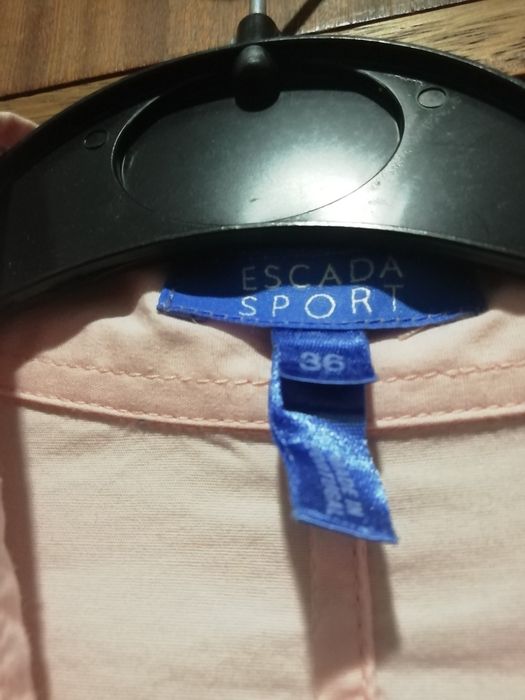 Camisa ESCADA SPORT
Cor : Salmão claro
Tamanho: 36

Muito bonita
Marca