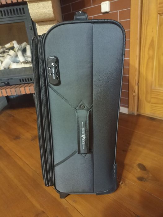 Продам новий чемодан(валіза) на колесах.