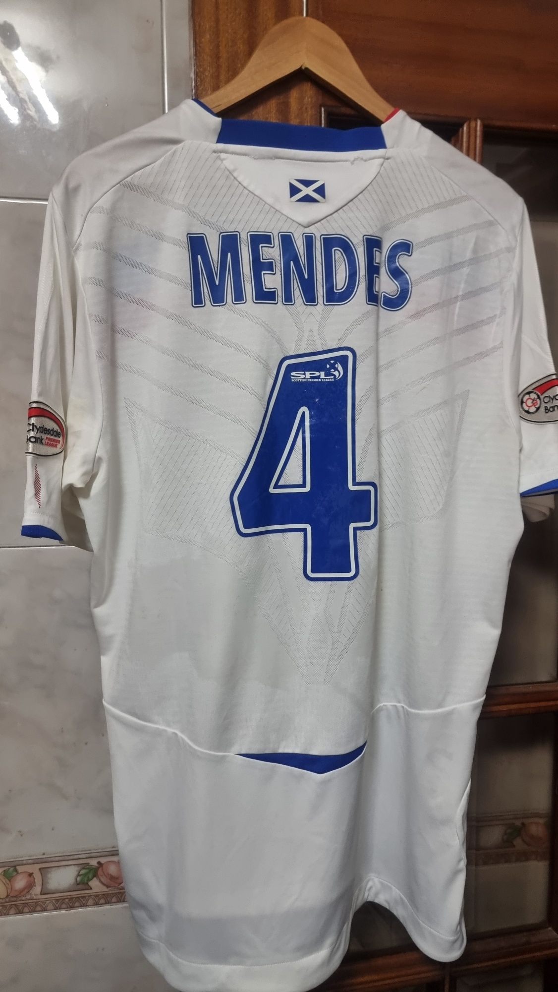Camisola de jogo utilisada pelo  jogador português  mendes .