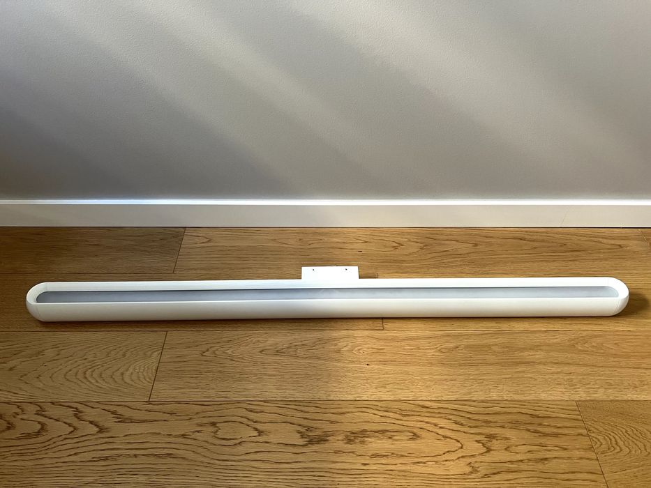 Szeroka biała lampa (kinkiet) w stylu nowoczesnym