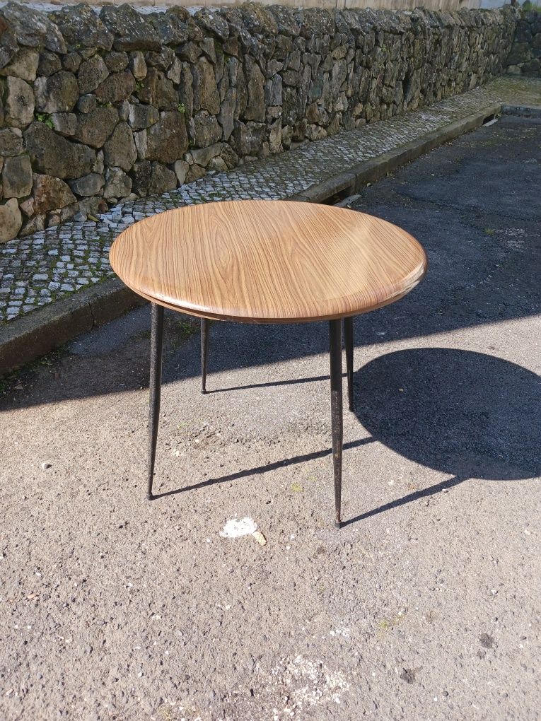 Mesa olaio com pés em ferro