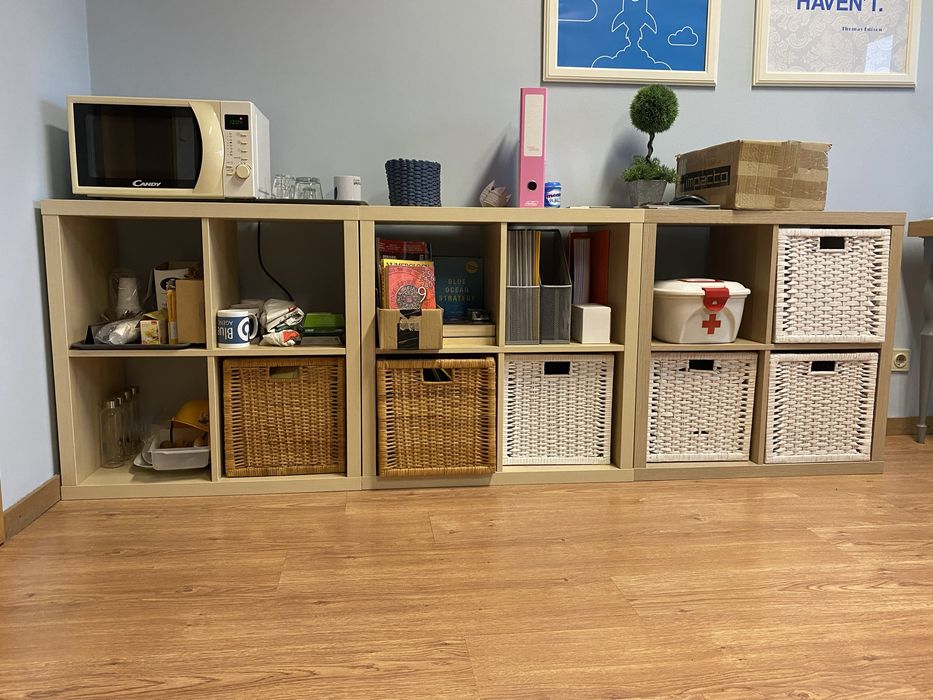 Estante Ikea Kallax 2x2 em madeira clara