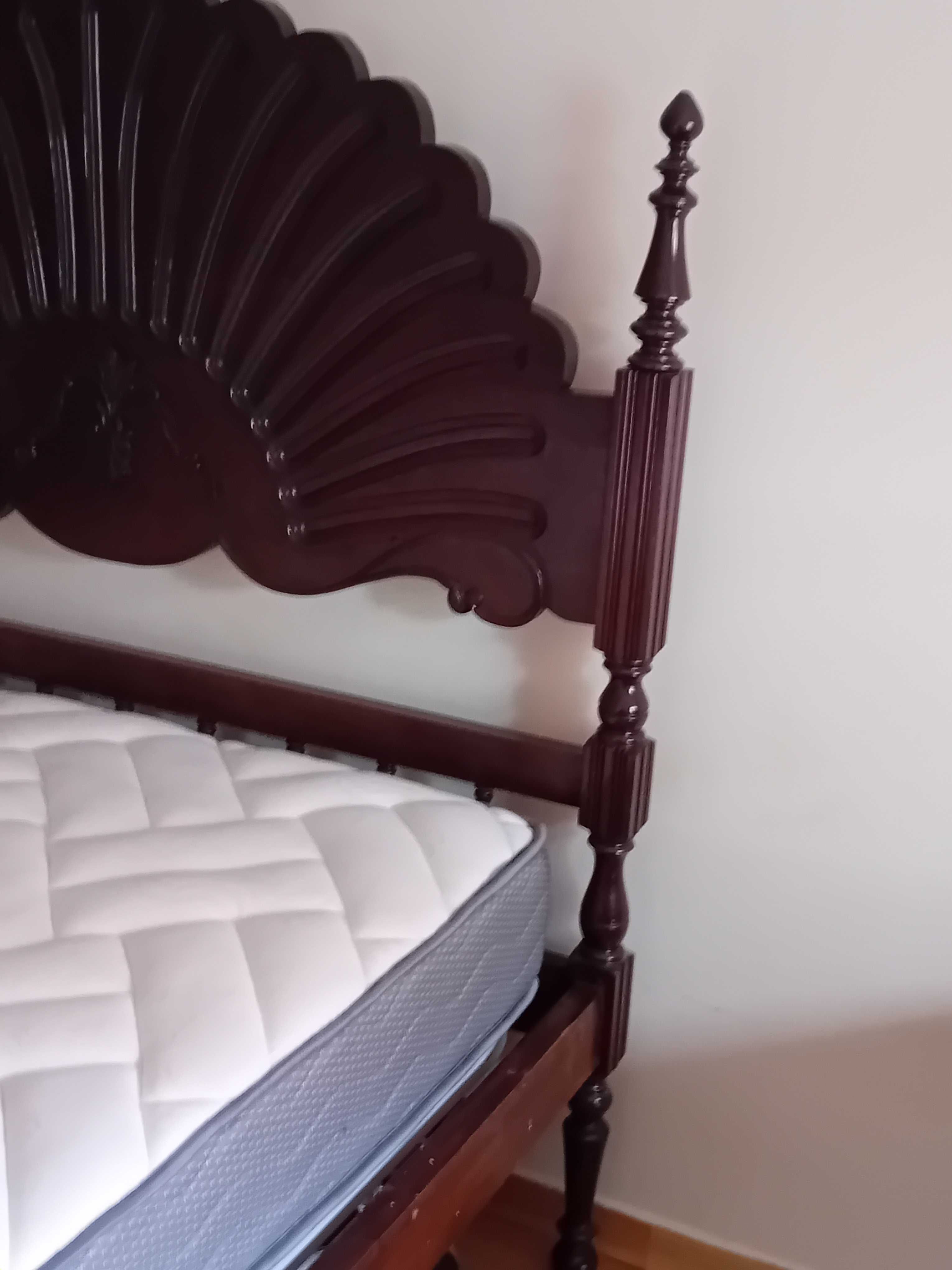 Quarto de casal em mogno com colchão - Bom Estado para desocupar