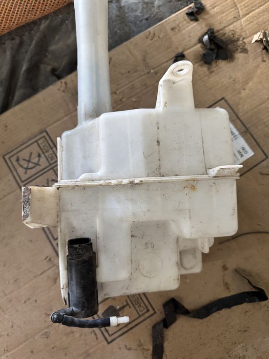 Бачок  омывателя тойота