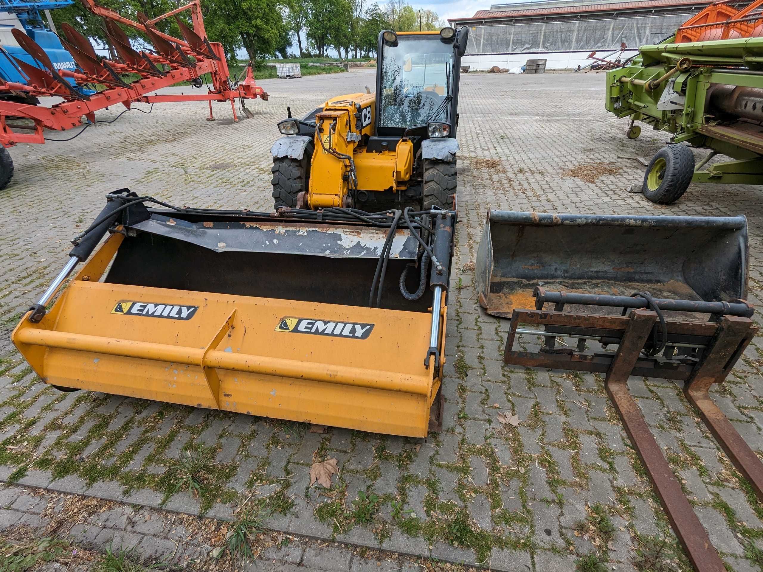 Ładowarka JCB 525.60 z osprzętem, frezem do kiszonki