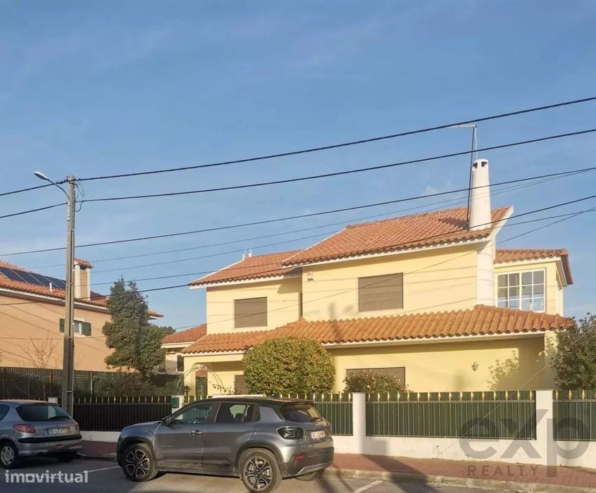 Moradia T5 na Charneca da Caparica em Funcionamento c/ Lic, AL