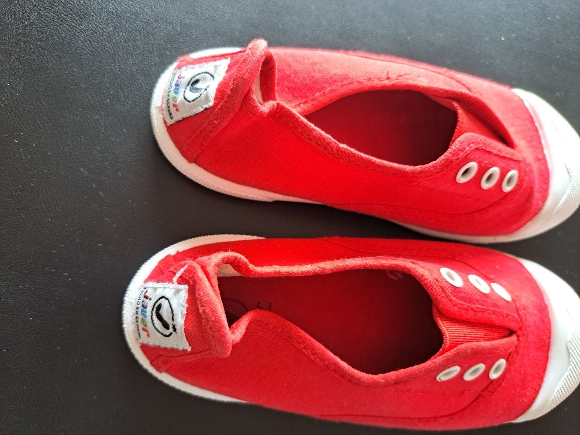 Ténis nr 27 e pantufas nr 25