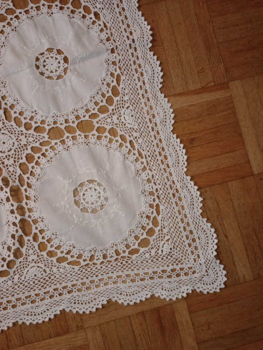 Obrus haftowany rękodzieło