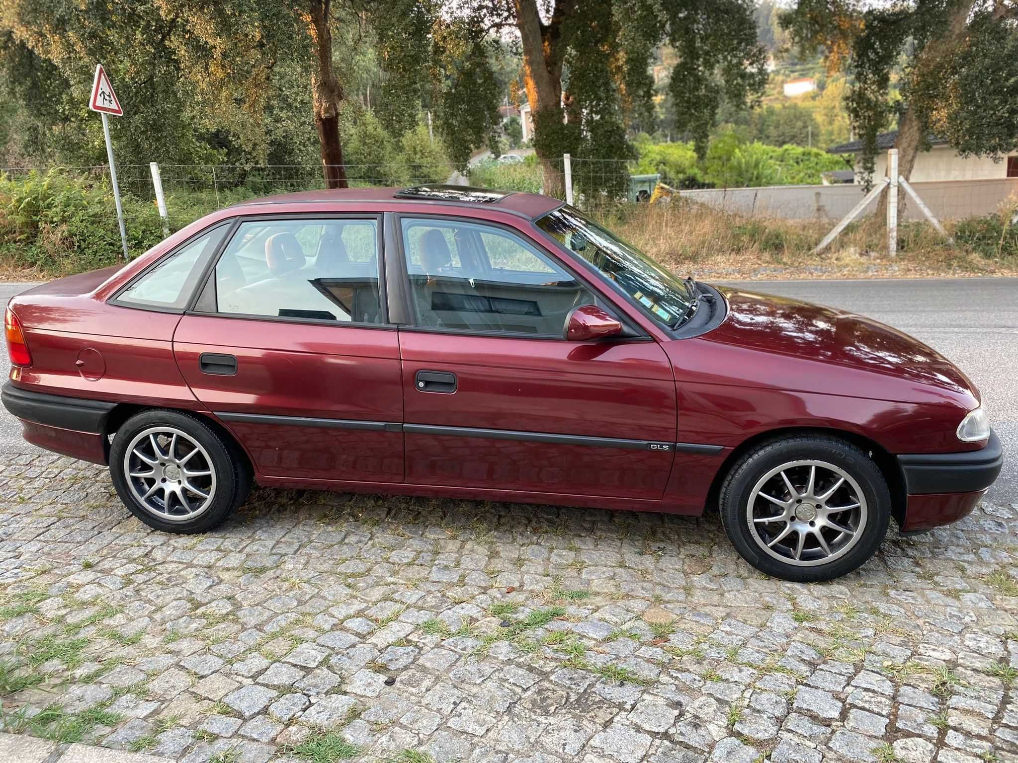 Opel Astra 1.4 gasolina (carro conservado]