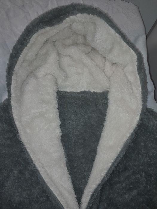Damski szlafrok z kapturem miękkiego mikropluszu.r.XL.