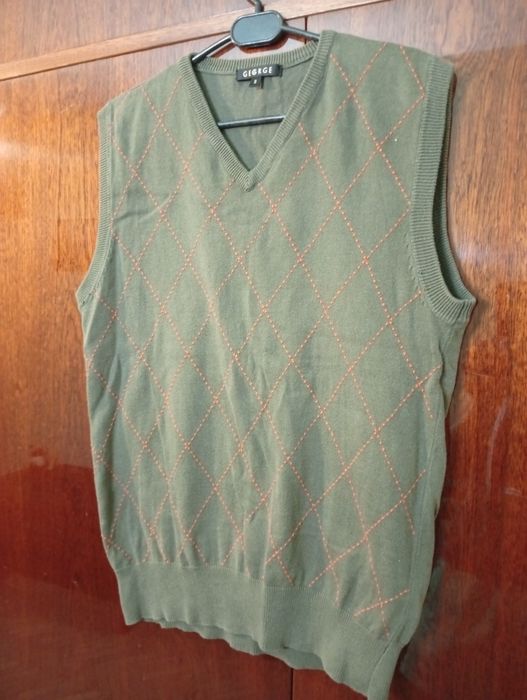 Чоловіча кофта без рукавів , в норм стані !