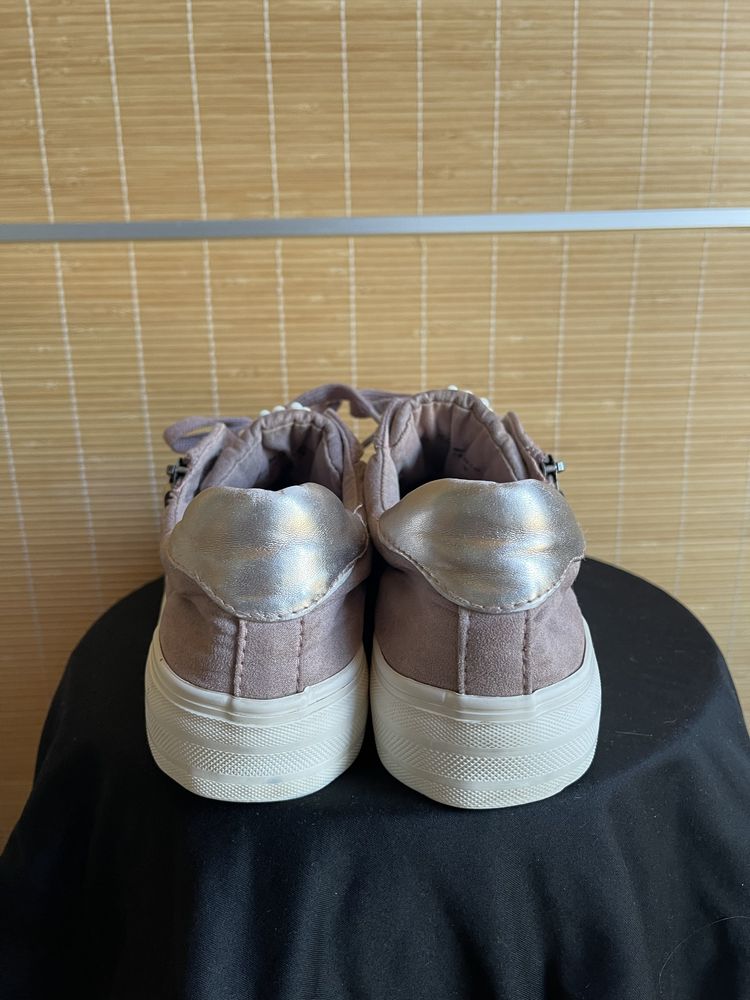 buty pudrowy róż z ozdobą na języku