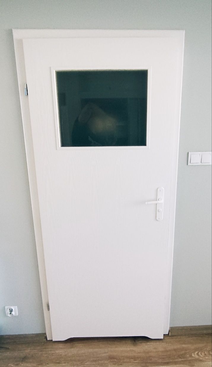 Drzwi łazienkowe lewe 80 białe z klamką