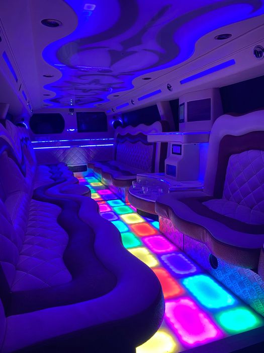 Limuzyny na wynajem: Hummer, Lincoln, Tesla X – imprezy i wesela