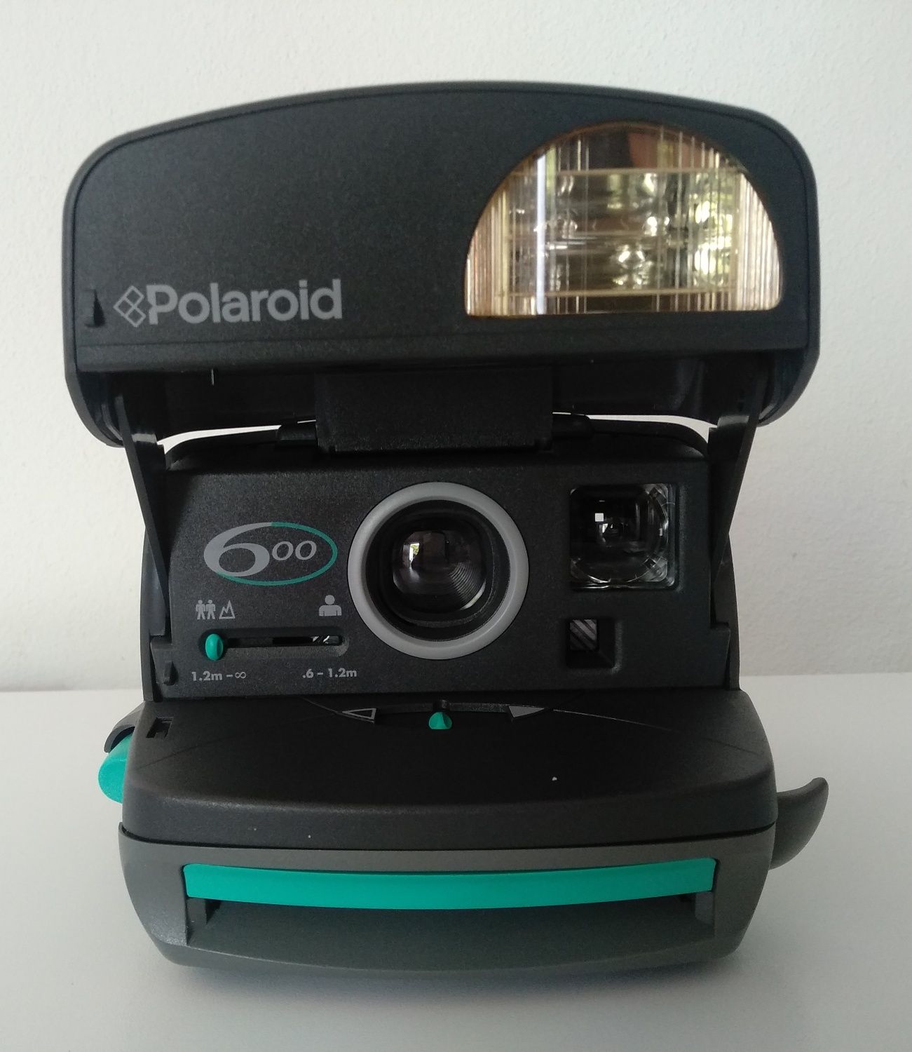 Máquina fotográfica Poloroid 600 instantânea