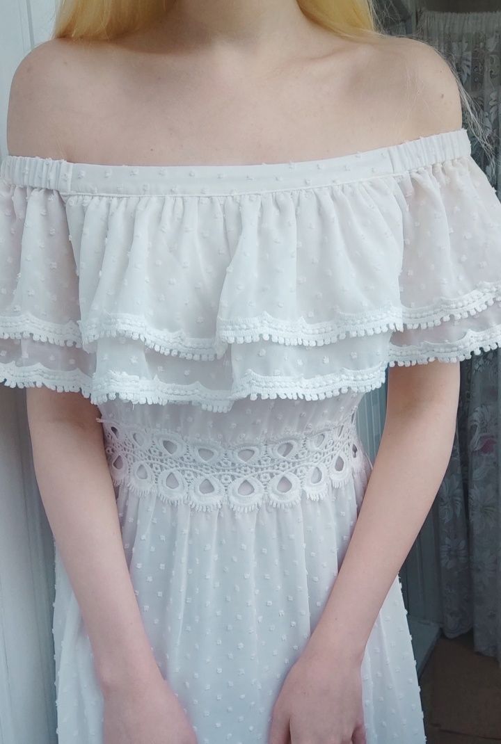 Святкова біла сукня
