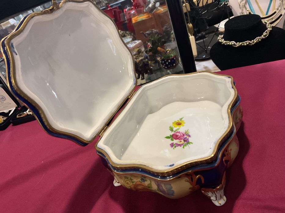 Cofre joias porcelana com pés pintura manual 17x14x9 cm