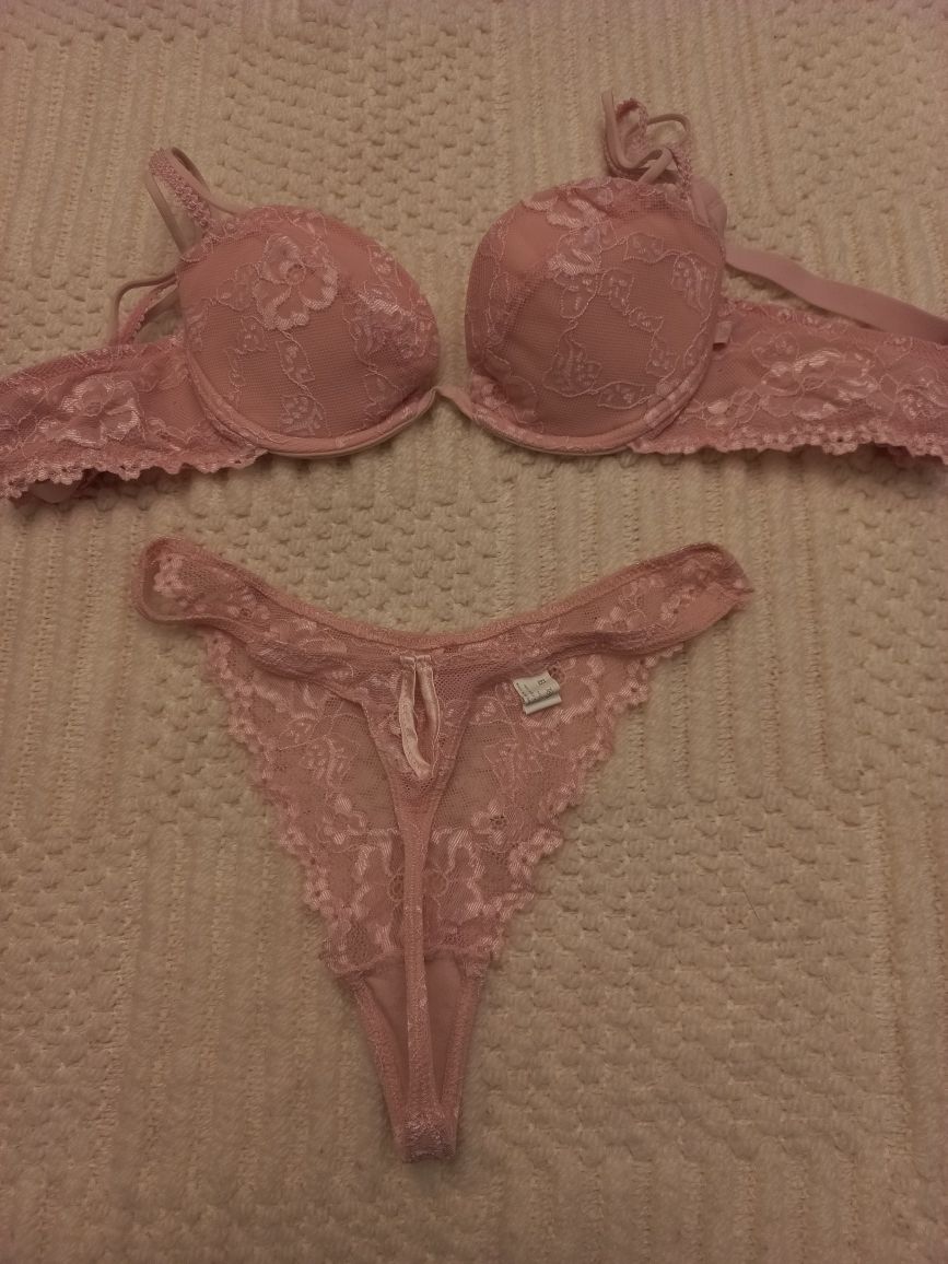 Conjunto de soutien e tanga cor-de-rosa em tule bordado